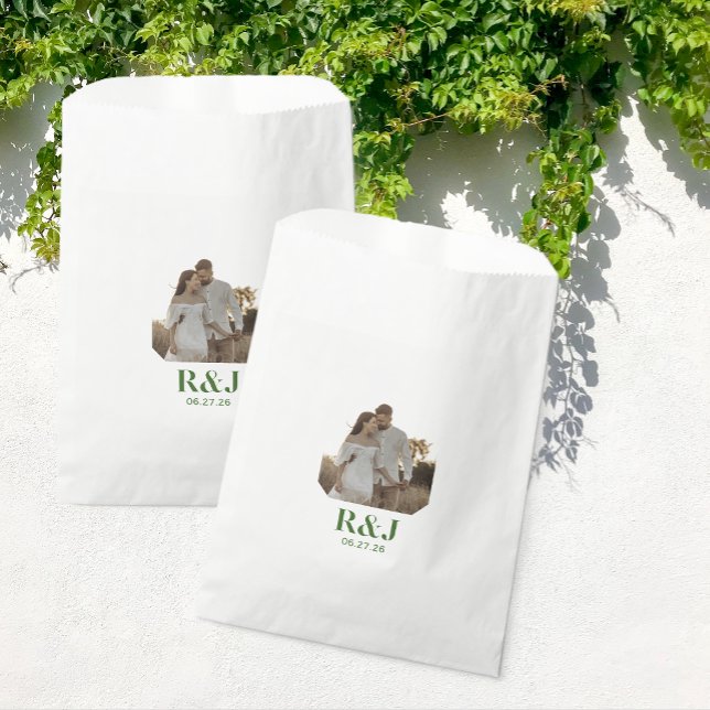 Bolsa De Papel Pareja boda Añadir foto Monograma verde (Wedding Couple Add Photo Green Monogram Favor Bags)