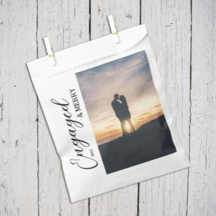 Bolsa De Papel Pareja comprometida y alegre Foto