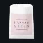 Bolsa De Papel Peonía Rosa Polvo Romántica Moderna<br><div class="desc">Elementos: Rosas y peonías sobre fondo rosa polvoriento. Tus detalles están enmarcados en un marco geométrico moderno. Se utilizan fuentes modernas sans serif para un aspecto limpio. Colores: rosa polvoriento, burgundy, marsala, mora, rubor, malva, crema, ciruela, verde. Temas: romántico, botánico, boho, natural, jardín encantado, vintage, campo. Jardín bohemio. Colección: Colección...</div>