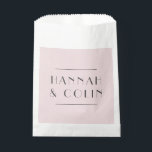 Bolsa De Papel Peonía Rosa Polvo Romántica Moderna<br><div class="desc">Elementos: Rosas y peonías sobre fondo rosa polvoriento. Tus detalles están enmarcados en un marco geométrico moderno. Se utilizan fuentes modernas sans serif para un aspecto limpio. Colores: rosa polvoriento, burgundy, marsala, mora, rubor, malva, crema, ciruela, verde. Temas: romántico, botánico, boho, natural, jardín encantado, vintage, campo. Jardín bohemio. Colección: Colección...</div>