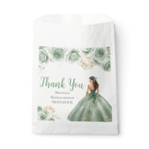 Princesa floral en un vestido verde salvia Quincea