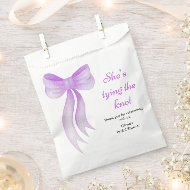 Bolsa De Papel Purple Bow She's Tying the Knot Bridal Shower  (Cortado)