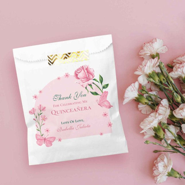 Bolsa De Papel Quinceañera floral floral de rosas rosadas y marip (Blush Pink Roses & Butterfly Floral Quinceañera Favor Bag)