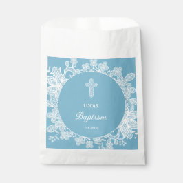 Bolsa De Papel Ropa blanca sobre el bautismo azul pastel