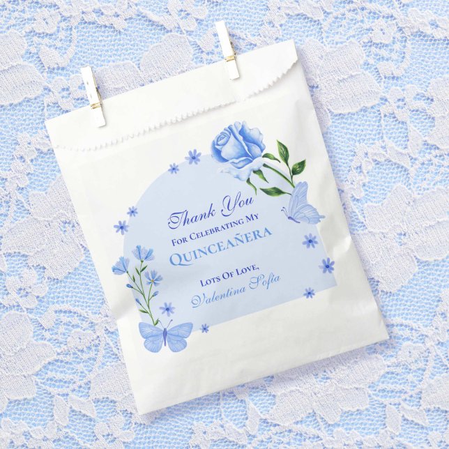 Bolsa De Papel Rosas azules bebés y floral de mariposa Quinceañer (Baby Blue Roses & Butterfly Floral Quinceañera Favor Bag)