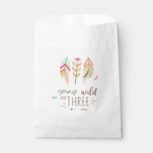 Bolsa De Papel Salvajes y tres jovenes favorecen las plumas de