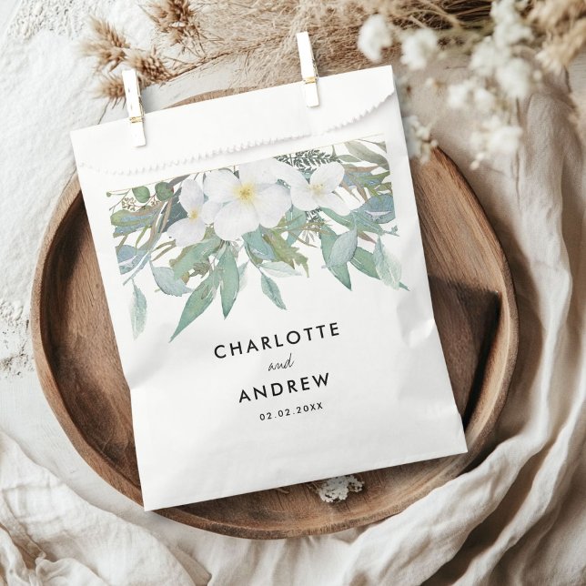 Bolsa De Papel Simple y elegante eucalipto, boda (Simple, elegant eucalyptus, wedding favor bag with your names and date.)