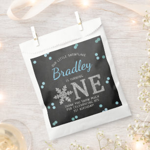 Bolsa De Papel Snowflake Winter Chalkboard Primer cumpleaños