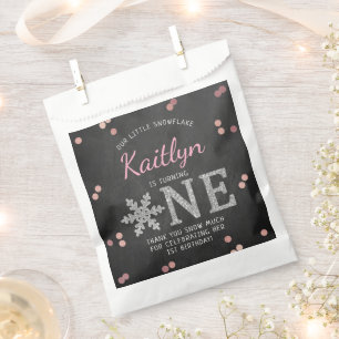 Bolsa De Papel Snowflake Winter Chalkboard Primer cumpleaños