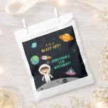 Bolsa De Papel Stellar Astronaut Kids' Birthday Celebration<br><div class="desc">Get ready to launch into an unforgettable birthday celebration with this cute space astronaut-themed design! Launch into a world of adventure as you invite your little astronaut's friends to join in the cosmic fun. With vibrant colors and fun design, this model will transport your guests to a galaxy far, far...</div>