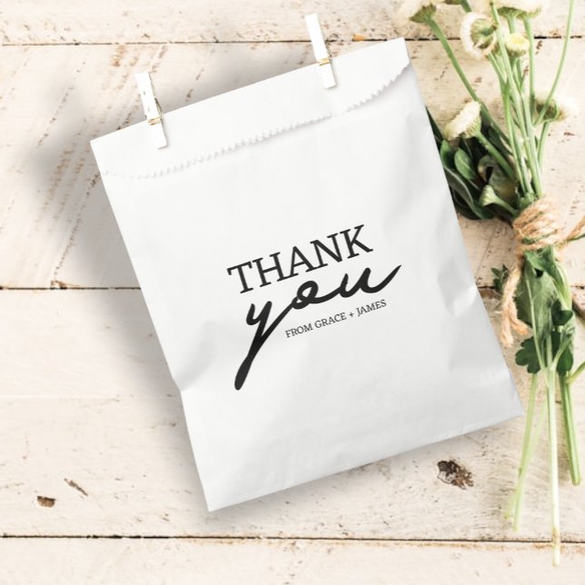 Bolsa De Papel Tipografía Simple Gracias Boda Personalizado (Simple Typography Thank You Personalized Wedding Favor Bags from Ricaso. Modern black and white text)