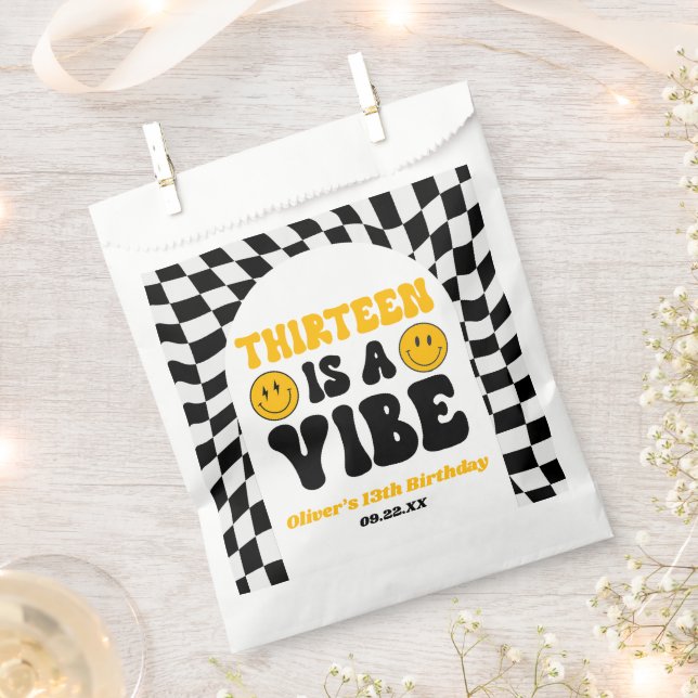 Bolsa De Papel Trece Es Una Fiesta Retro Cumpleaños 13 (Cortado)