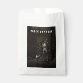 Bolsa De Papel Trick or Treat. Man dressed as skeleton