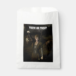 Bolsa De Papel Truco o trato. Mujer delgada llevando lámpara
