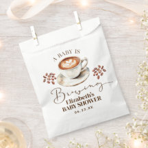 Un bebé está preparando un tema de café para una d