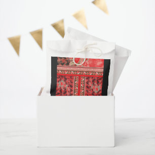 Bolsa De Papel un diseño floral rojo y verde sobre un fondo negro