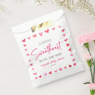 Bolsa De Papel Un pequeño corazón rojo rosado en Baby Shower