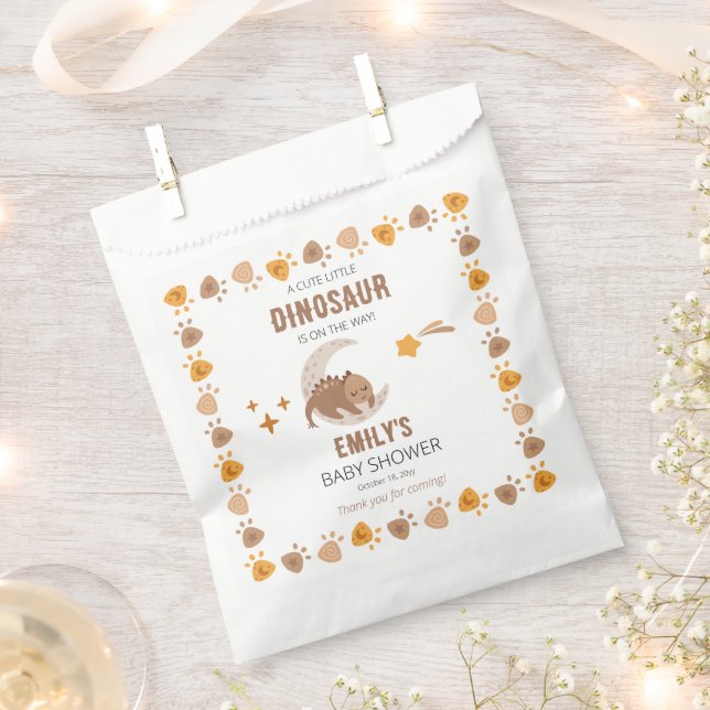 Bolsa De Papel Un Pequeño Dinosaurio Está En Camino De Baby Showe (Cortado)