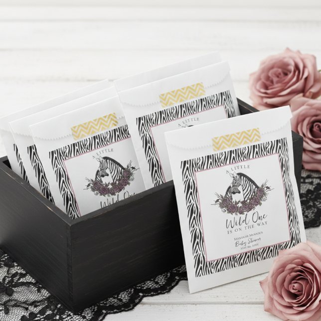 Bolsa De Papel Un pequeño estampado de cebra salvaje para niños (Cute Jungle Animals Baby Shower Favor Bags with Baby Zebra, Mama Zebra, Zebra Print and Pink Border)