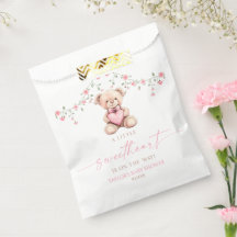 Un pequeño osito de peluche rosa para baby shower