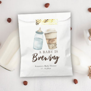 Bolsa De Papel Una Bebé está Preparando Café en Biberón Baby show