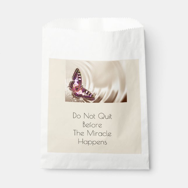 Bolsa De Papel Una mariposa rosa sobre un fondo de satén crema (Anverso)