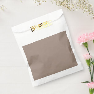Bolsa De Papel una pared marrón con un reloj en ella