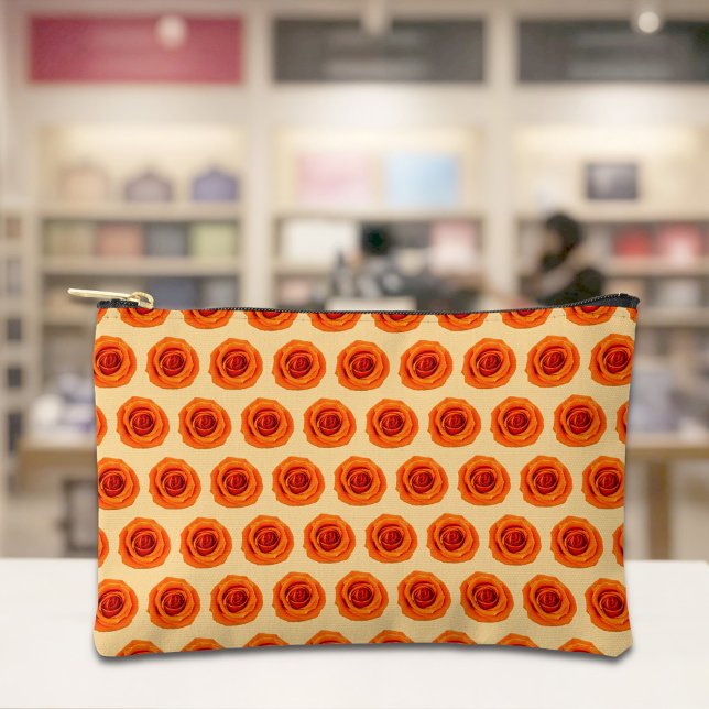 Bolsa de patrón continuo de rosa naranja (Pouch with seamless pattern of an orange rose)