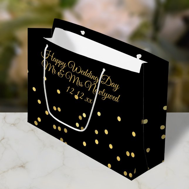 Bolsa de regalo de confeti negro y dorado para el  (Happy Wedding Day to the Newlyweds! Just add the Couple's name and wedding date to this gift bag)
