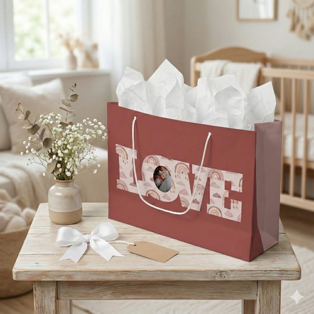Bolsa de regalo de fotos de amor (This beautiful boho personalized love gift bag would make a great gift for new parents! )