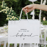 Bolsa de regalo de la dama de honor Minimalista de<br><div class="desc">Everleigh Collection: una colección impresionante y minimalista que presenta un tipo de letra caligráfica moderno, moda y elegante. Esta colección ofrece un diseño atemporal y elegante, perfecto para cualquier evento, desde bodas hasta duchas para bebés y todo lo demás. Disfrute de la elegancia y sofisticación de la colección Everleigh y...</div>