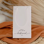 Bolsa de regalo de la dama de honor Minimalista de<br><div class="desc">Everleigh Collection: una colección impresionante y minimalista que presenta un tipo de letra caligráfica moderno, moda y elegante. Esta colección ofrece un diseño atemporal y elegante, perfecto para cualquier evento, desde bodas hasta duchas para bebés y todo lo demás. Disfrute de la elegancia y sofisticación de la colección Everleigh y...</div>