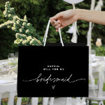 Bolsa de regalo de la dama de honor Minimalista NO<br><div class="desc">La colección NOIR presenta un color negro clásico y un impresionante y moderno tipo de letra caligrafía, creando un aspecto elegante y sofisticado. Esta colección es perfecta para parejas que desean crear un ambiente atemporal y clásico para su evento especial. El audaz esquema de color negro crea un sorprendente contraste...</div>