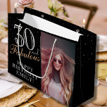 Bolsa De Regalo Grande 30 y Fabulous Elegant Black 30th Birthday Photo<br><div class="desc">30 y Fabulous Elegant Black 30th Birthday Photo Gift Bag. 30 y un texto fabuloso en escritura a la moda con un nombre sobre fondo negro. Personalízalo con tu foto,  nombre y edad. Es una gran bolsa de regalo de fotos personalizada para el cumpleaños de una mujer.</div>