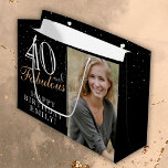 Bolsa De Regalo Grande 40 y Fabulous Elegant Black 40th Birthday Photo<br><div class="desc">40 y Fabulous Elegant Black 40th Birthday Photo Gift Bag. 40 y un texto fabuloso en escritura a la moda con un nombre sobre fondo negro. Personalízalo con tu foto,  nombre y edad. Es una gran bolsa de regalo de fotos personalizada para el cumpleaños de una mujer.</div>
