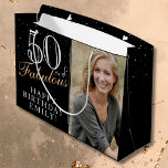 Bolsa De Regalo Grande 50 y Fabulous Elegant Black 50th Birthday Photo<br><div class="desc">50 y Fabuloso Elegante Bolsa de Regalo Fotográfico Black 50. 50 y un texto fabuloso en escritura a la moda con un nombre sobre fondo negro. Personalízalo con tu foto,  nombre y edad. Es una gran bolsa de regalo de fotos personalizada para el cumpleaños de una mujer.</div>