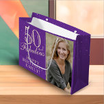 Bolsa De Regalo Grande 50 y Fabulous Elegant Purple 50th Birthday Photo<br><div class="desc">50 y Fabulous Elegant Purple 50th Birthday Photo Gift Bag. 50 y un texto fabuloso en escritura a la moda con un nombre en un fondo morado. Personalízalo con tu foto,  nombre y edad. Es una gran bolsa de regalo de fotos personalizada para el cumpleaños de una mujer.</div>