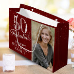 Bolsa De Regalo Grande 50 y Fabulous Elegant Red 50th Birthday Photo<br><div class="desc">50 y Fabulosa Bolsa Elegante Red 50 de Regalo Fotográfico de Cumpleaños. 50 y un texto fabuloso en escritura a la moda con un nombre en un fondo rojo. Personalízalo con tu foto, nombre y edad. Es una gran bolsa de regalo de fotos personalizada para el cumpleaños de una mujer....</div>