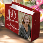 Bolsa De Regalo Grande 60 y Fabulous Elegant 60th Birthday Photo<br><div class="desc">60 y Fabulous Elegant 60th Birthday Photo Gift Bag. 60 y un texto fabuloso en escritura a la moda con un nombre en un fondo rojo. Personalízalo con tu foto,  nombre y edad. Es una gran bolsa de regalo de fotos personalizada para el cumpleaños de una mujer.</div>