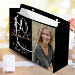 Bolsa De Regalo Grande 60 y Fabulous Elegant Black 60th Birthday Photo<br><div class="desc">60 y Fabulous Elegant Black 60th Birthday Photo Gift Bag. 60 y un texto fabuloso en escritura a la moda con un nombre sobre fondo negro. Personalízalo con tu foto,  nombre y edad. Es una gran bolsa de regalo de fotos personalizada para el cumpleaños de una mujer.</div>