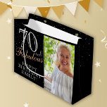 Bolsa De Regalo Grande 70 y Fabulous Elegant Black 70th Birthday Photo<br><div class="desc">70 y Fabulous Elegant Black 70th Birthday Photo Gift Bag. 70 y un texto fabuloso en escritura a la moda con un nombre sobre fondo negro. Personalízalo con tu foto,  nombre y edad. Es una gran bolsa de regalo de fotos personalizada para el cumpleaños de una mujer.</div>