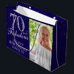 Bolsa De Regalo Grande 70 y Fabulous Elegant Blue 70th Birthday Photo<br><div class="desc">70 y Fabulous Elegant Blue 70th Birthday Photo Gift Bag. 70 y texto fabuloso en escritura a la moda con un nombre en un fondo azul. Personalízalo con tu foto,  nombre y edad. Es una gran bolsa de regalo de fotos personalizada para el cumpleaños de una mujer.</div>