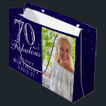 Bolsa De Regalo Grande 70 y Fabulous Elegant Blue 70th Birthday Photo<br><div class="desc">70 y Fabulous Elegant Blue 70th Birthday Photo Gift Bag. 70 y texto fabuloso en escritura a la moda con un nombre en un fondo azul. Personalízalo con tu foto,  nombre y edad. Es una gran bolsa de regalo de fotos personalizada para el cumpleaños de una mujer.</div>