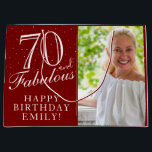 Bolsa De Regalo Grande 70 y Fabulous Elegant Red 70th Birthday Photo<br><div class="desc">70 y Fabulosa Bolsa Elegante Red 70th Birthday Photo Gift. 70 y un texto fabuloso en escritura a la moda con un nombre en un fondo rojo. Personalízalo con tu foto,  nombre y edad. Es una gran bolsa de regalo de fotos personalizada para el cumpleaños de una mujer.</div>