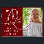 Bolsa De Regalo Grande 70 y Fabulous Elegant Red 70th Birthday Photo<br><div class="desc">70 y Fabulosa Bolsa Elegante Red 70th Birthday Photo Gift. 70 y un texto fabuloso en escritura a la moda con un nombre en un fondo rojo. Personalízalo con tu foto,  nombre y edad. Es una gran bolsa de regalo de fotos personalizada para el cumpleaños de una mujer.</div>
