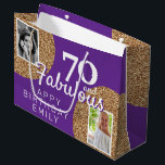 Bolsa De Regalo Grande 70 y Fabulous Gold Purpurina 2 Photo 70th Birthday<br><div class="desc">70 y Fabulous Gold Purpurina 2 Photo 70th Birthday Gift Bag. Purpurina de oro falso sobre morado con 2 fotos - puedes usar una foto antigua y una nueva. Añade tu nombre y edad y haz una elegante y elegante bolsa de regalo para la celebración de cumpleaños de un hito....</div>