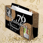 Bolsa De Regalo Grande 70 y Fabulous Gold Purpurina 2 Photo 70th Birthday<br><div class="desc">70 y Fabulous Gold Purpurina 2 Photo 70th Birthday Gift Bag. Purpurina de oro falso sobre negro con 2 fotos - puedes usar una foto vieja y una nueva. Añade tu nombre y edad y haz una elegante y elegante bolsa de regalo para la celebración de cumpleaños de un hito....</div>