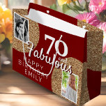 Bolsa De Regalo Grande 70 y Fabulous Gold Purpurina 2 Photo 70th Birthday<br><div class="desc">70 y Fabulous Gold Purpurina 2 Photo 70th Birthday Gift Bag. Purpurina de oro falso en rojo con 2 fotos - se puede usar una foto antigua y una nueva. Añade tu nombre y edad y haz una elegante y elegante bolsa de regalo para la celebración de cumpleaños de un...</div>