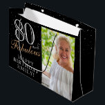 Bolsa De Regalo Grande 80 y Fabulous Elegant Black 80th Birthday Photo<br><div class="desc">80 y Fabulous Elegant Black 80th Birthday Photo Gift Bag. 80 y un texto fabuloso en escritura a la moda con un nombre sobre fondo negro. Personalízalo con tu foto,  nombre y edad. Es una gran bolsa de regalo de fotos personalizada para el cumpleaños de una mujer.</div>