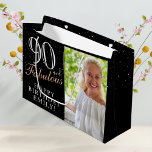 Bolsa De Regalo Grande 90 y Fabulous Elegant Black 90th Birthday Photo<br><div class="desc">90 y Fabulous Elegant Black 90th Birthday Photo Gift Bag. 90 y un texto fabuloso en escritura a la moda con un nombre sobre fondo negro. Personalízalo con tu foto,  nombre y edad. Es una gran bolsa de regalo de fotos personalizada para el cumpleaños de una mujer.</div>
